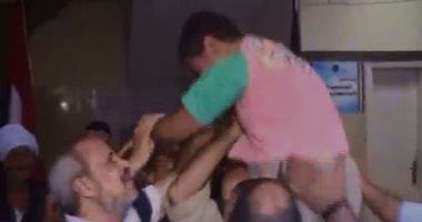 فيديو.. لحظة إعادة الشرطة لطفل مختطف بسوهاج.. دموع الأب وزغاريد الأم