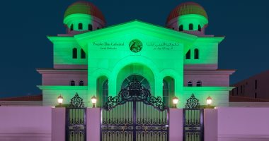 تزامناً مع تسليم رخصاتها.. دور العبادة مضاءة باللون الأخضر فى أبو ظبى "صور"