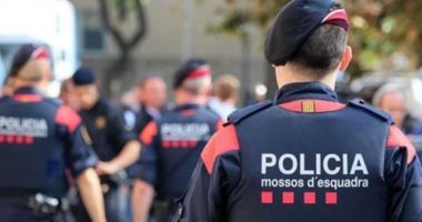 الشرطة الإسبانية تستخدم قفازات النتريل والأقنعة للوقاية من "كورونا"