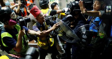 صور.. صدامات عنيفة بين الشرطة والمتظاهرين فى هونج كونج