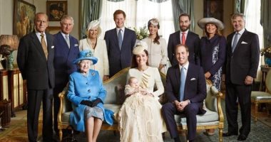 ممنوع اللمس.. كم مرة كسر المشاهير قواعد العائلة المالكة فى بريطانيا؟   