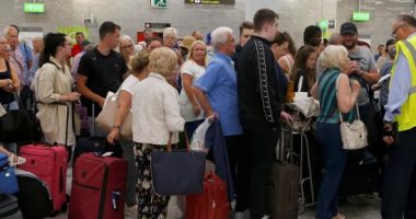 وزير السياحة اليونانى يعلن بدء إعادة نحو 50 ألف سائح بريطانى إلى لندن