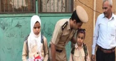 صور.. رجال الشرطة يرافقون أبناء الشهداء بالمدارس تقديرا لتضحيات آبائهم