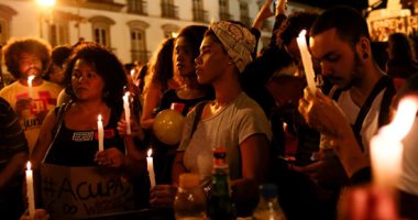 وقفة نسائية بالشموع ضد عنف الشرطة البرازيلية فى ريو دى جانيرو