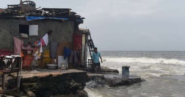 صور.. ارتفاع مستوى البحر فى مومباى يهدد المواطنين ويبتلع منازلهم