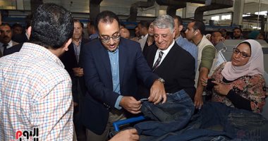 صور..رئيس الوزراء من مصنع إنتاج "جينز" ببنى سويف: "اللى شفته النهاردة حاجة تفرح"
