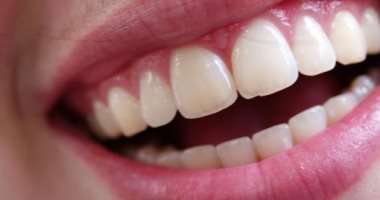 7 نصائح للحفاظ على صحة اللثة والأسنان.. منها التنظيف بالفرشاة والخيط 