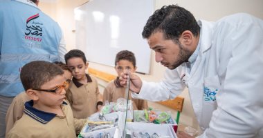 صور.. صندوق تحيا مصر: الكشف على 1200 طالب وتوفير نظارات طبية مجانا بالأسمرات