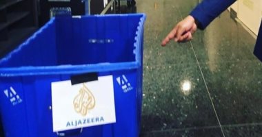 صورة.. اسم قناة الجزيرة القطرية على صناديق القمامة داخل الأمم المتحدة