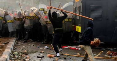 صور.. إصابة 80 طالبا جامعيا فى اشتباكات مع قوات الشرطة بإندونيسيا