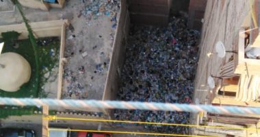 تراكم القمامة بين ممر عمارات شارع المكتب برأس التين بالإسكندرية