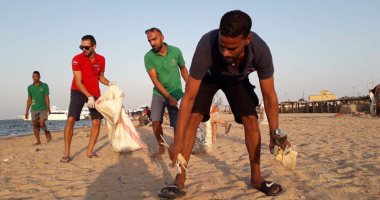 صور.. متطوعون ينظمون حملة لنظافة شاطئ مارينا سفاجا من المخلفات