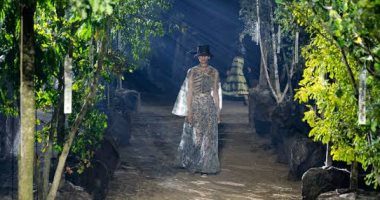 عرض أزياء Dior وسط الأشجار في أسبوع الموضة في باريس لربيع وصيف 2020 