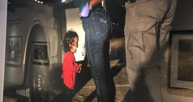 قصة صورة.."طفلة باكية على الحدود" تعكس معاناة اللاجئين وتحصد تعاطف العالم