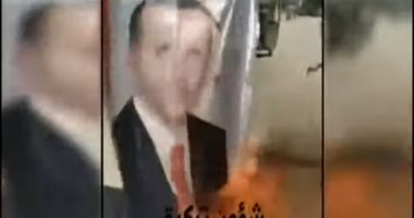 فيديو.. السوريون يحرقون صورة أردوغان بعد انتهاكاته فى الأراضى السورية