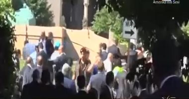 شاهد.. حرس أردوغان يعتدون بوحشية على المتظاهرين أمام السفارة التركية بواشنطن