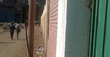 قارئ يطالب بإصلاح كابل كهرباء مكشوف أمام مدرسة قرية الملعب بالدقهلية