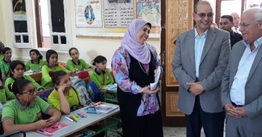 صور.. محافظ بورسعيد يتفقد انتظام العملية التعليمية بمدرسة القناة الإعدادية بنات