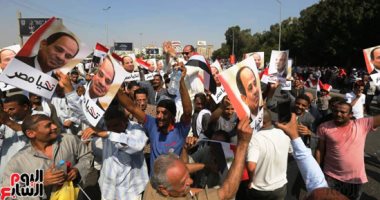 الجزيرة تكذب نفسها.. مظاهرات مؤيدة للسيسي بالتليفزيون وعلى تويتر معارضة 