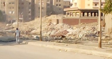 شكوى من تراكم القمامة والمخلفات بجانب الطريق فى مساكن الزلزل بمنطقة حلوان