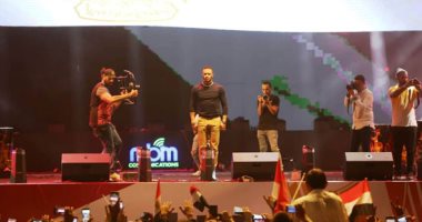 فيديو وصور.. محمد رمضان من مسرح النصب التذكارى: "يا قطر يا تركيا رجالة مصر أهم"