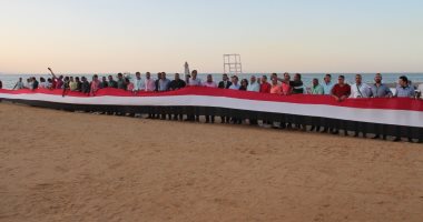 صور.. شباب "الوفد" يرفعون علم مصر بطول 150 مترًا على شاطىء العين السخنة
