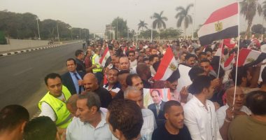 صور.. مواطنون يحتشدون بمطار القاهرة لاستقبال الرئيس السيسى 