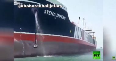 شاهد.. اللقطات الأولى لمغادرة ناقلة النفط البريطانية ميناء بندر الإيرانى