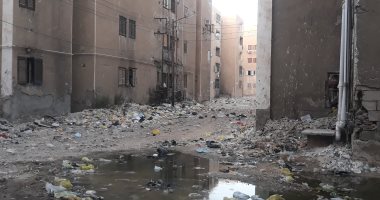 مستنقعات الصرف صحى ومقالب القمامة تحاصر مساكن جامعة جنوب الوادى بقنا