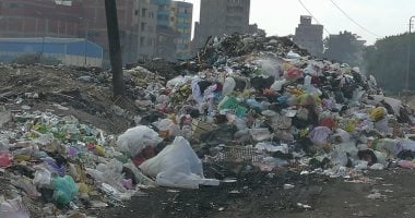 صور.. تلال القمامة تحاصر شركة طنطا للزيوت والصابون داخل الكتلة السكنية