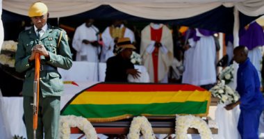 بعد أسابيع من وفاته.. دفن جثمان رئيس زيمبابوى السابق موجابى فى مسقط رأسه