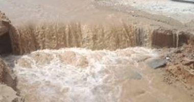 كسر بماسورة مياه رئيسية يغرق منطقة اللوتس الجنوبية بالتجمع الخامس.. صور