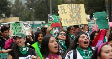 صور.. تظاهرات للمطالبة بالموافقة على قانون الإجهاض فى الإكوادور