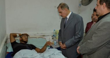 محافظ أسيوط يطمئن على مصابى حادث تصادم طريق قرية الواسطى بالمستشفى الجامعى