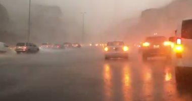 هطول أمطار غزيرة بمكة المكرمة تعرقل حركة السير على الطرق السريعة