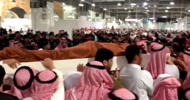 فيديو وصور.. تشييع جثمان اللواء عبدالعزيز الفغم حارس الملك سلمان لمثواه الأخير
