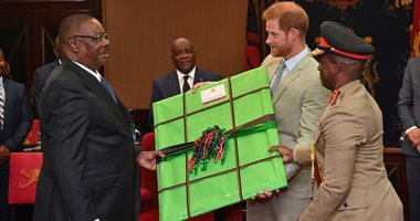 الأمير هارى يزور مالاوى ويتبادل الهدايا مع الرئيس بيتر موثاريكا