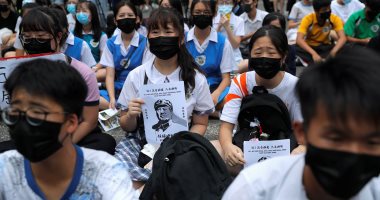 طلاب المدارس ينضمون لمظاهرات هونج كونج بالزى المدرسى
