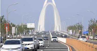صور.. افتتاح أول جسر يربط بين شرق وغرب بكين 