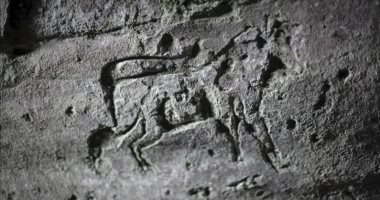 علماء آثار يحاولون فك رموز منحوتة عمرها 4 آلاف سنة قبل اختفائها بأسكتلندا