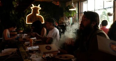 صور.. إقبال على أول مقهى رسمى لتدخين الحشيش فى كاليفورنيا..ولا مكان لقدم