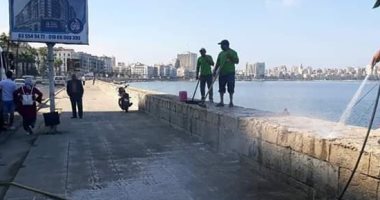 صور.. إزالة شحوم وزيوت من رصيف كورنيش الإسكندرية 