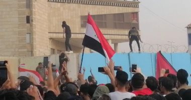 متظاهرون عراقيون يحاولون اقتحام مبنى مجلس محافظة الديوانية بالعراق