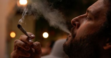 دراسة أمريكية: تدخين الحشيش والماريجوانا يزيد من خطر الإصابة بسرطان الخصية