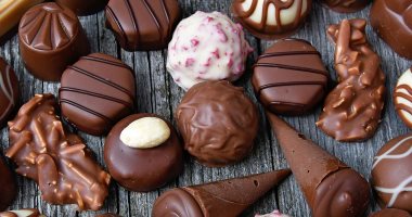 فوائد الشوكولاتة للصحة.. تخفض ضغط الدم وتحسن وظائف المخ وتخفف الالتهاب