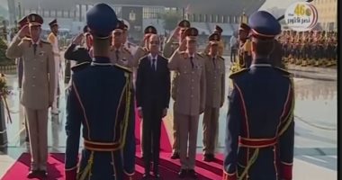 فيديو.. الرئيس السيسي يضع إكليلا من الزهور على قبر الجندى المجهول
