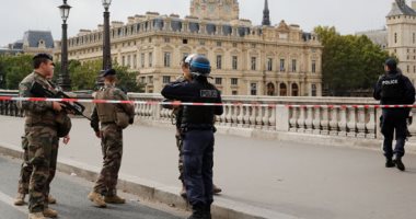 هجوم على أفراد الشرطة فى باريس وإغلاق محطة المترو
