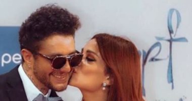 قبلة أحمد الفيشاوى لزوجته تنفى شائعة خلافهما.. فيديو
