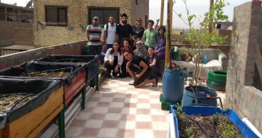 "بالنعناع والريحان".. طلاب الجامعة الأمريكية يؤسسون حديقة على سطح مبنى بالحطابة