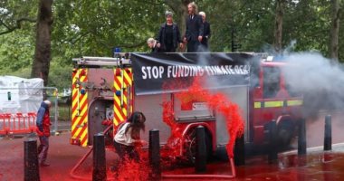 نشطاء مدافعون عن البيئة يرشون طلاء أحمر على واجهة وزارة المالية البريطانية